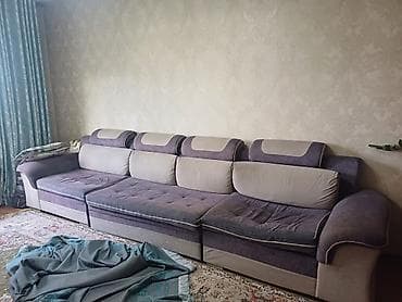 мяхкий мебел: Прямой диван большого размера с мягкими подлокотниками и пятью — 3