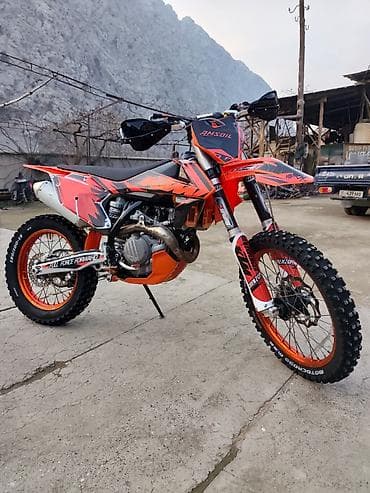Эндуро/кросс мотоцикл KTM (оранжево‑черный), подготовленный для