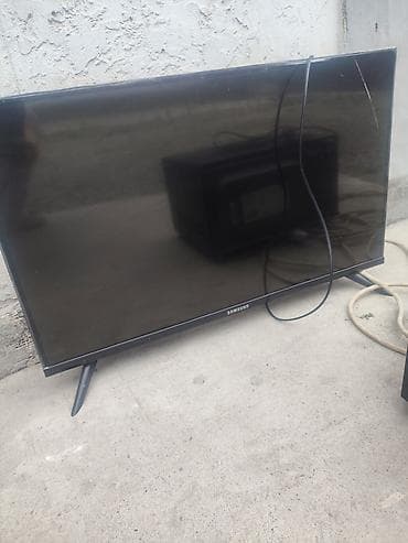 Телевизор Samsung, диагональ около 32–40". Тонкие рамки, устойчивые