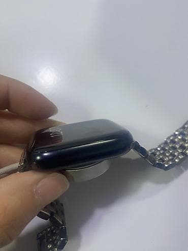 Смарт‑часы в формате «квадратного» корпуса с сенсорным экраном и