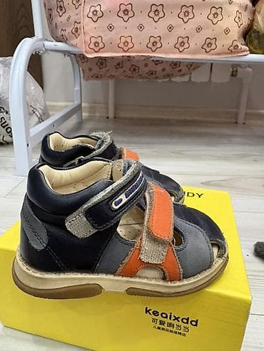 Детские кожаные сандалии с закрытым мыском - Размер: 21 (маркировка — 1