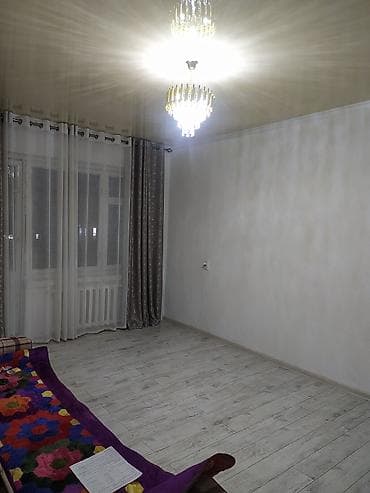 комнаты в бишкеке: Светлая комната с большим окном и выходом на балкон/лоджию — 1