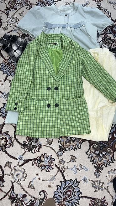 Женский двубортный пиджак в зелёно-салатовой клетке. - Классический