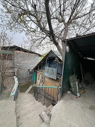 Недвижимость: 🏡 Продаётся небольшой дом в Бишкеке 📍 Район: Аламединский рынок 🛏 3 — 3