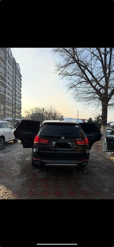 дополнительное освещение на авто: BMW X5, кузов F15, черный цвет. Ключевые особенности по фото: - — 2