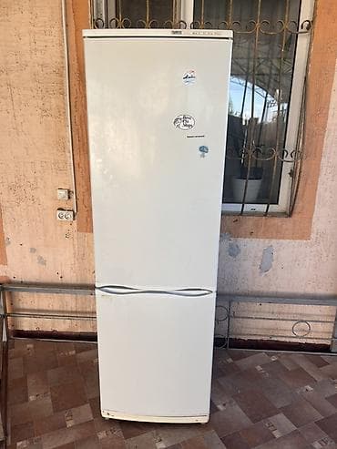 Холодильник двухкамерный, белый, с нижней морозильной камерой. -