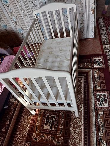 детский ярус: Детская кроватка классическая, цвет айвори/белый. Особенности: - — 1