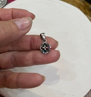 красная нить с золотом 585: Кара Балта Набор кольцо и кулон с изумрудами из серебра размер 18 — 2