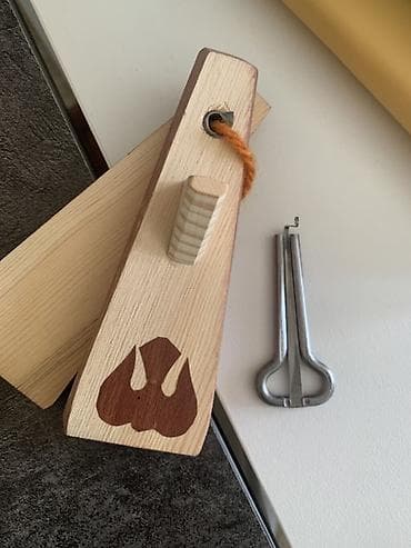 Музыкальные инструменты: Ооз комуз с деревянным футляром. - Материал инструмента: сталь. Рамка — 4