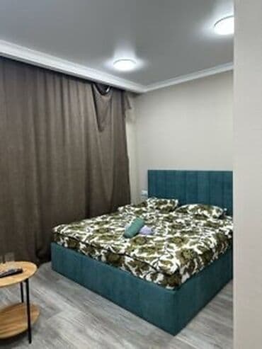 посуточная аренда домов: Уютный гостиничный номер с двуспальной кроватью, прикроватными — 1