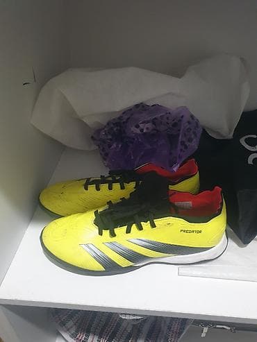 Бутсы Adidas Predator ярко-желтого цвета с черными шнурками и