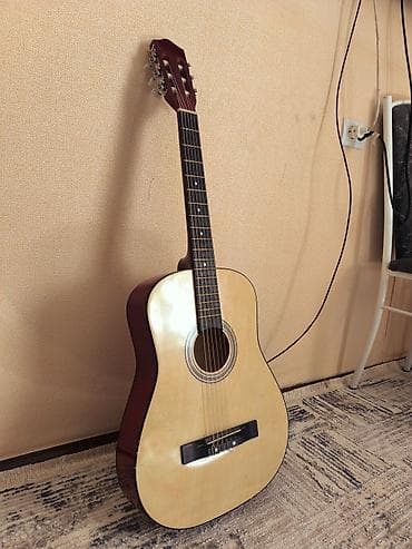 Классическая гитара. Играл менее года, покупал за 4500. Подойдёт для