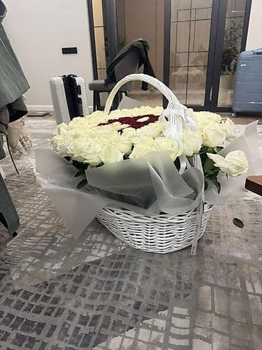 букет мама: 101 роза Пышная цветочная композиция в плетёной белой корзине. Основа — 3