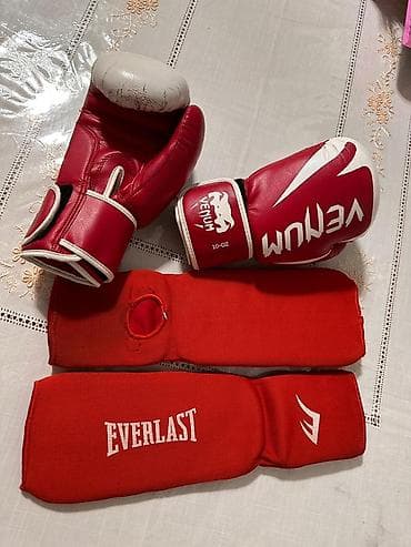 Боксерский комплект: перчатки Venum + кистевые бинты/защита Everlast