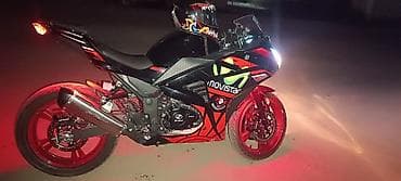 srv 3: Спортивный мотоцикл с обтекателями, стилизованный под Movistar — 2