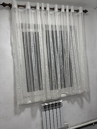 коттеджи продаю: - Планировка: светлая комната с окном и радиатором отопления — 1