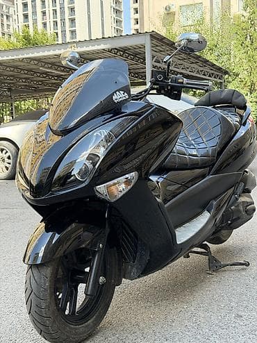 Yamaha Majesty(CP250) – городской максискутер в чёрном цвете