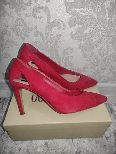 Спецодежда: 1. Туфли Надеты 1 раз на мероприятие. высота каблука 8 см. Бренд — 1