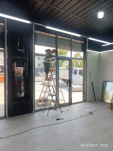 айнек эшик: Витрина, состоящая из широкого проема с большими стеклянными панелями — 1