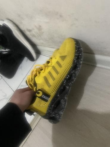 Прокат одежды: Мужские кроссовки, 40, Б/у, цвет - Желтый, Бесплатная доставка — 1
