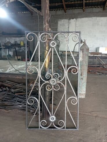 металические ворота: Элегантные кованые ворота черного цвета с изящными золотистыми — 7