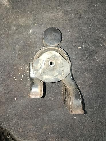 Детали двигателя и моторы в сборе: Подушка мотора Hyundai 2010 г., Оригинал — 1