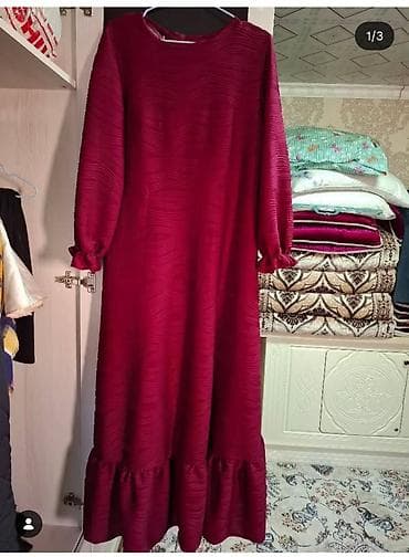 кийим алам: Платье миди бордового цвета с фактурным рельефным рисунком. - Силуэт — 1