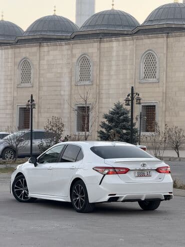 срочно продаю в связи с переездом: Toyota Camry: 2019 г., 2.5 л, Автомат, Бензин, Седан — 2