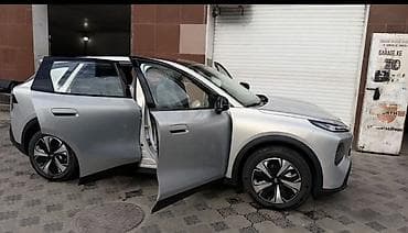 geely e5: Электромобиль кроссовер (серебристый кузов) Основные особенности: - — 2