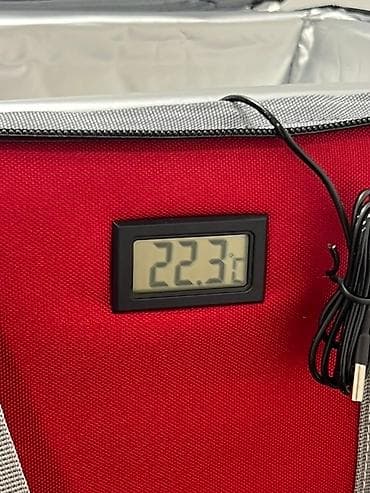 кул рей: Сумка-холодильник красного цвета с черным основанием. Оснащена — 4