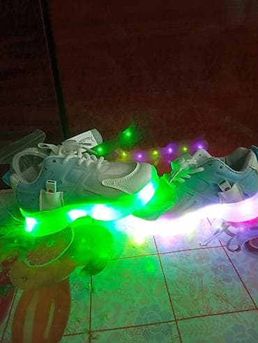 обувь на лето: Кроссовки со светящейся подошвой (LED) - Бело-голубой верх — 1