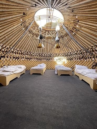 квартира ысык куль: Ысык-Көлдө конок үйү, Гостевой комплекс в этностиле с юртой и домом из бревна, Тамга, 10+ орун, Жайкы сезон үчүн — 6