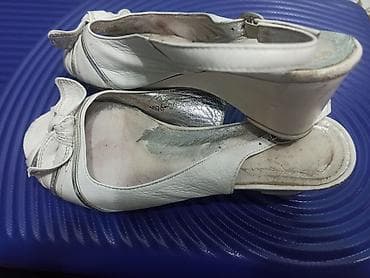 Домашние тапочки: Продаю б/у босоножки, кожа, цвет белый, каблук сплошной 5-6 см — 1