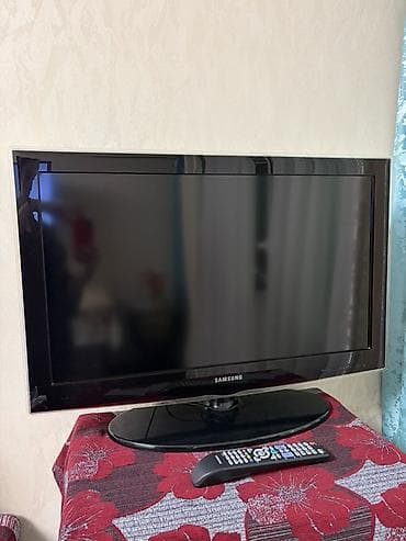 телевизор samsung 32 lcd: Телевизор Samsung с плоским экраном, диагональ около 32". Классический — 1