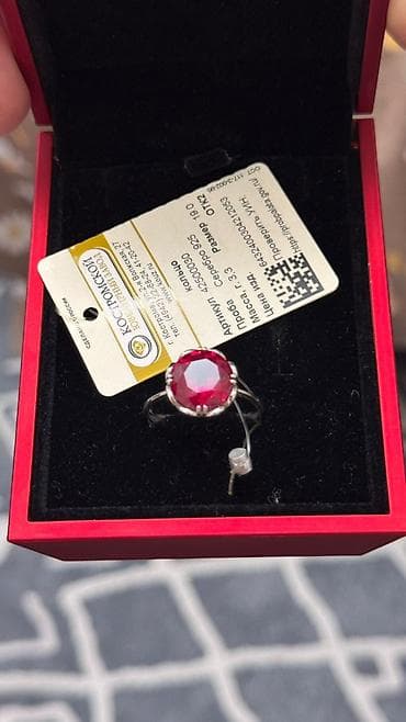 Личные вещи: Украшения: 1) Серебряное кольцо с крупным рубиново‑красным камнем - — 2