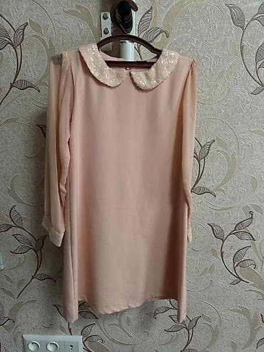 вечерние платья короткие пышные: Платье нежно‑персикового цвета с декором пайетками. - Силуэт: прямое — 1