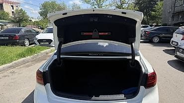 спидометор: Салон автомобиля бизнес-класса с современным оснащением. Основные — 8