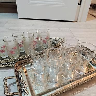 кола крышка: Посуда: 3 металлических подноса + комплект фирменных стаканов — 8