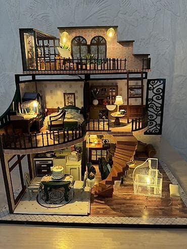 Миниатюрный кукольный дом с подсветкой — трехуровневая интерьерная