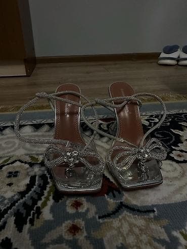 амина муади: Босоножки, 37, Amina Muaddi, Новый, цвет - Серебристый, Самовывоз — 1