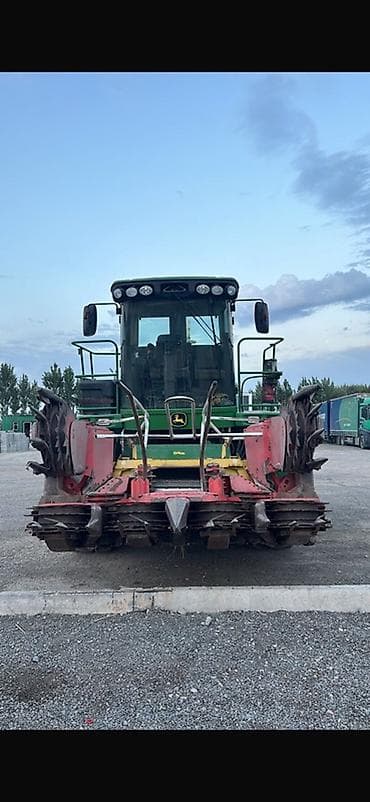 вектор комбайн: Самоходный кормоуборочный комбайн John Deere с кукурузной жаткой — 2