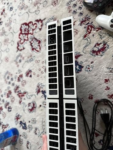 хбокс серия с: Sony PlayStation 4, белая версия (Limited/Glacier White). Компактная — 2