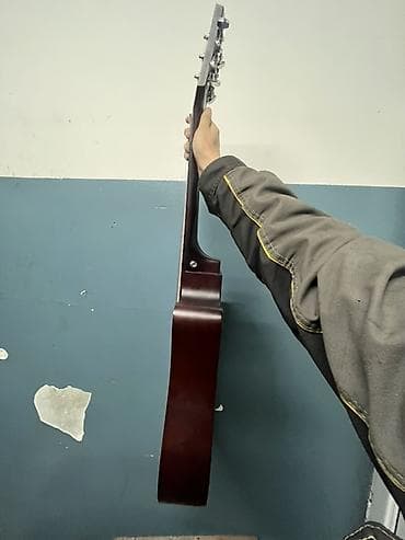 порожки: Акустическая гитара типа дредноут с вырезом (cutaway), 6 струн — 4