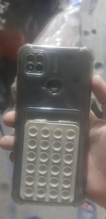 Смартфон с каплевидным вырезом под фронтальную камеру и тонкими