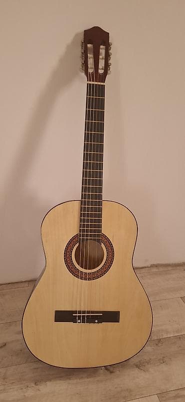 Классическая гитара 4/4 с нейлоновыми струнами. Особенности: - Корпус
