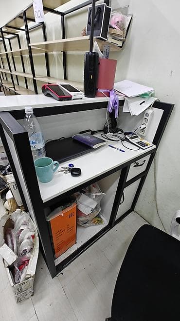 Стойка ресепшн, Материал: Металл, 1500 см * 1000 см * 500 см, Б/у