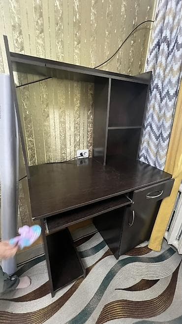 Компьютерный стол, С полками