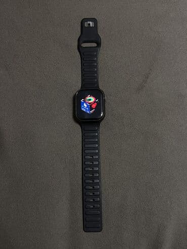 Умные часы с прямоугольным экраном и черным спортивным ремешком