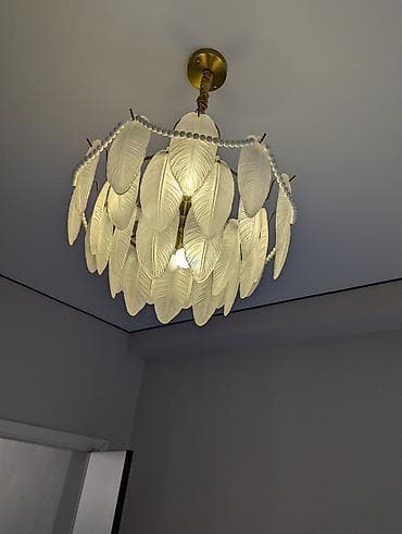 Люстры: Потолочная люстра в классическом стиле с декоративными «листочками» — 3