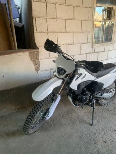 Мотоцикл эндуро/кросс, белый пластик. Легкая рама, высокий клиренс